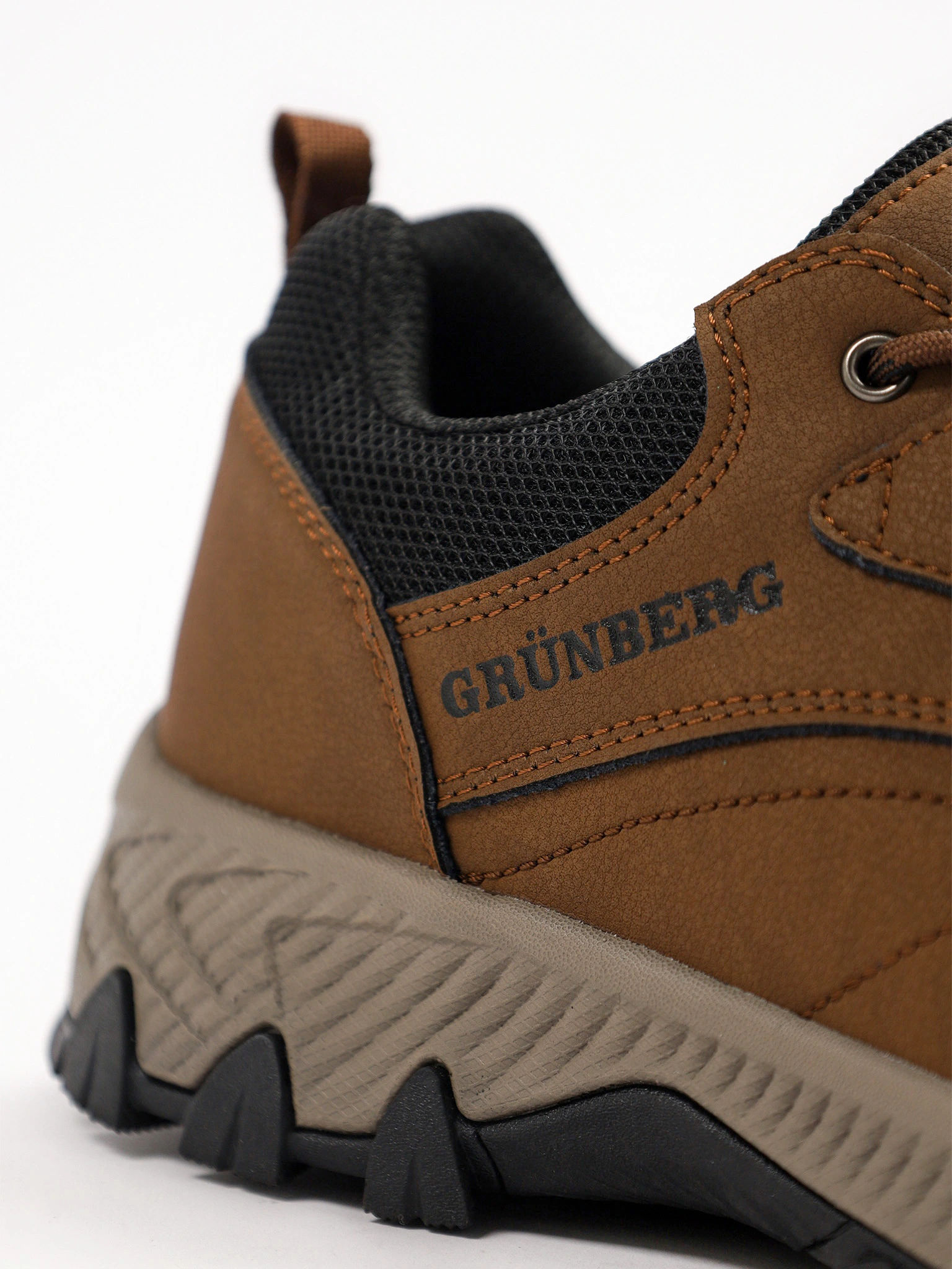 Кроссовки комбинированные коричневого цвета на рельефной подошве